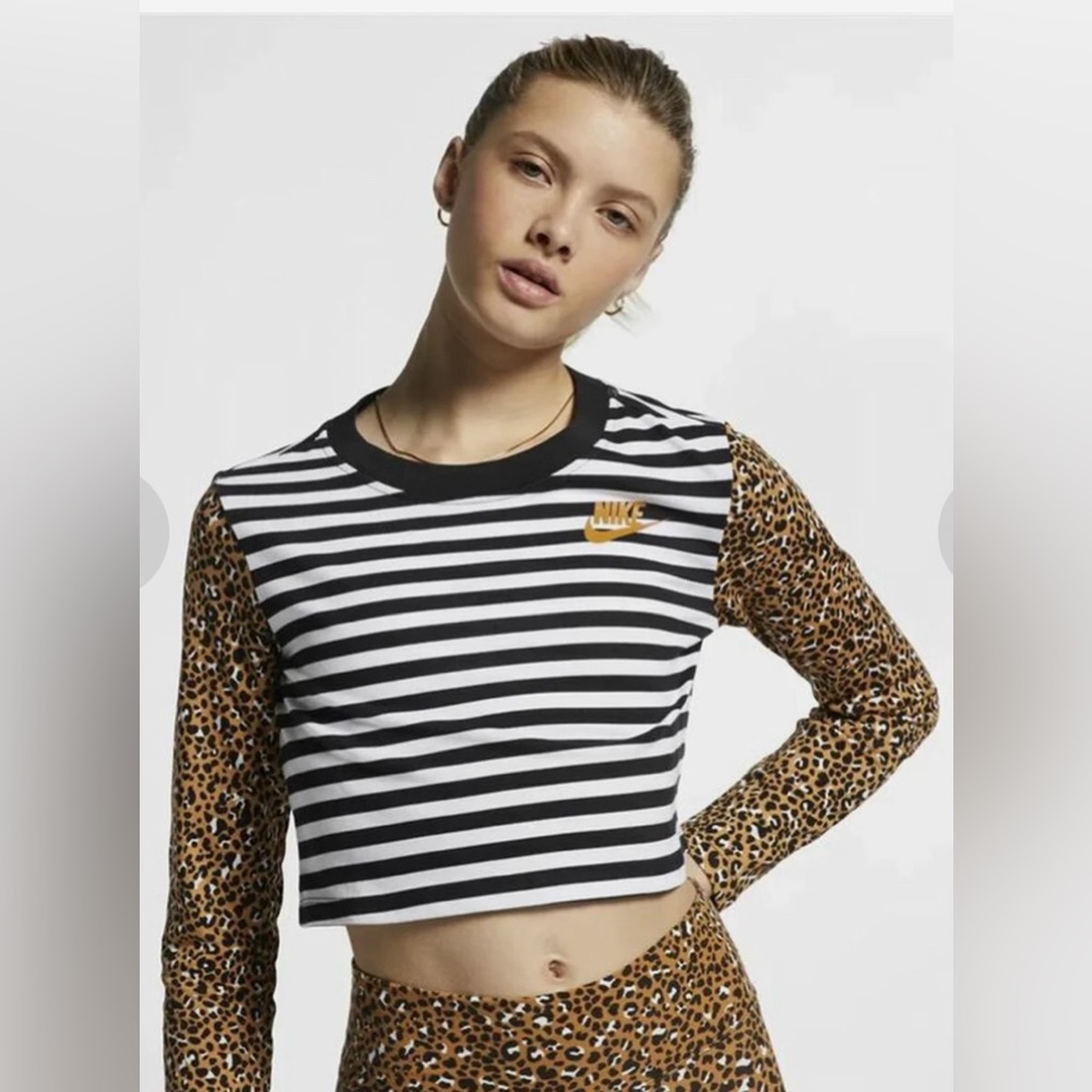 Nike Cropped Long Sleeved Top